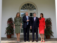 Меланья Трамп сразила смелым разрезом на официальном приеме