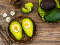 Перепелиные яйца, запеченные в авокадо