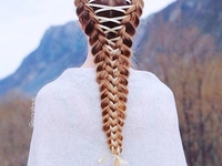 Остромодный тренд: коса-корсет