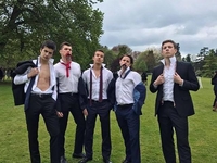 Сын Порошенко оголил торс для школьной фотографии