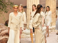 Современная Античность в линейке Chanel Resort 2018