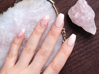 Горячий тренд: кварцевый маникюр