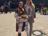 Олю Полякову встретили с хлебом и солью в Ужгороде