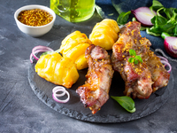 Свиные ребрышки в медово-горчичном соусе