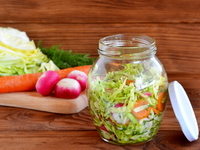 Салат из капусты, редиса и моркови