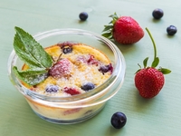 Клафути с клубникой и черникой