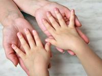 Как отучить ребенка грызть ногти