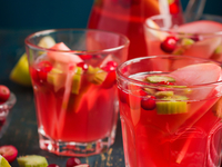 Пунш из ревеня, яблок и клюквы