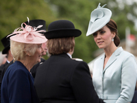 Кейт Миддлтон и Елизавета II открыли сезон садовых вечеринок