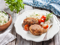 Котлеты из свинины с сыром и орехами