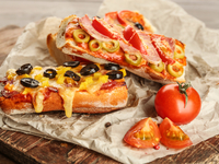 Мини-пицца из хлеба с ветчиной и оливками