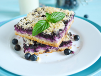 Тертый пирог с творогом и черникой