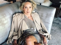 59-летняя Шэрон Стоун засветила стройные ножки на Women’s Choice Awards