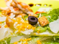 Салат из курицы с маслинами: ТОП-5 рецептов