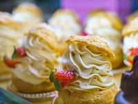 Пирожные с белковым кремом и клубникой