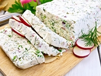 Творожный террин с редисом и зеленью