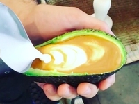 Кофе для хипстеров: в Австралии подают латте в половинках авокадо