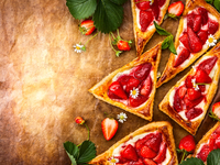 Треугольники из слоеного теста с клубникой