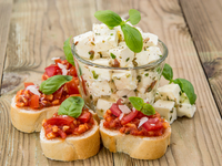 Брускетта с фетой, перцем и шпинатом