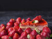 Пирог с клубникой и творогом: три вкусные идеи