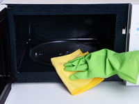 Как отчистить микроволновку с помощью лимонных корок