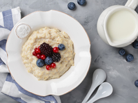 Овсяная каша на молоке с корицей и грушей