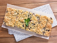 Тертый пирог с клубникой со взбитыми белками: пошаговый рецепт