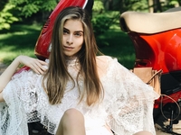 Внучка Софии Ротару устроила фотосессию на ярком скутере
