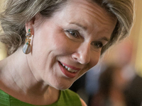 44-летняя королева Бельгии показала подтянутую фигуру в стильном наряде