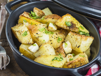Запеченный картофель с чесноком и зеленью