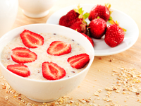 Овсянка с фруктами: три рецепта для завтрака