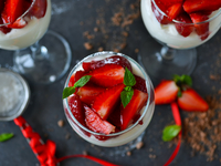 Летний десерт из творога и клубники