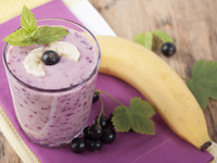 Завтрак из овсянки, банана и смородины