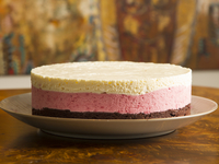 Шоколадно-клубничный торт без выпечки