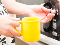 7 вещей, которые нельзя ставить в микроволновку