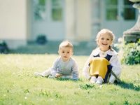 В Сеть попали новые фото маленьких представителей королевского дворца Швеции