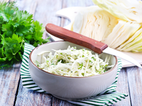 Салат из молодой капусты: три летние идеи