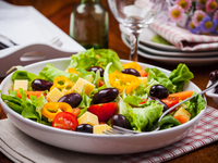 Летний салат с маслинами и сыром