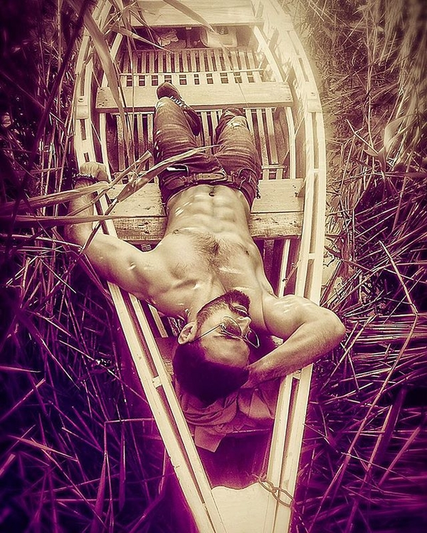 Виталий Козловский снялся в откровенной фотосессии на природе