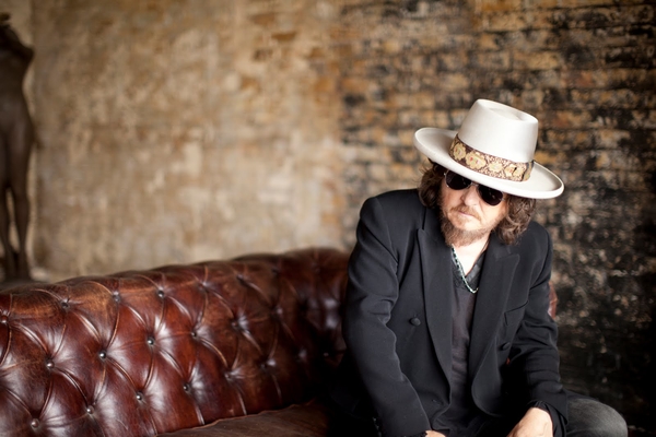 Массаж, машина кофе и килограммы льда: итальянский артист удивил райдером в Киеве