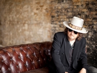 Массаж, машина кофе и килограммы льда: итальянский артист удивил райдером в Киеве