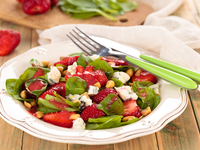 Летний салат с клубникой и сыром