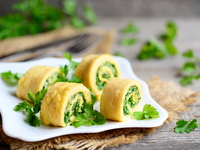 Яичные рулетики с зеленью и чесноком