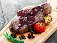 Запеченное мясо с вишневым соусом