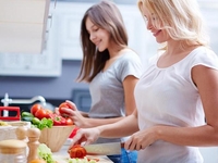 Что нужно внести в рацион подростка: советы диетолога