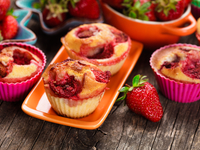 Кексы с клубникой и бананом на сметане