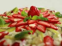 Как приготовить торт с клубникой и киви