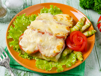 Запеченный судак с помидорами