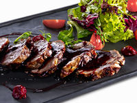 Телятина с вишневым соусом: три вкусные идеи