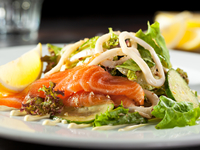 Салат из овощей с морепродуктами и оливками